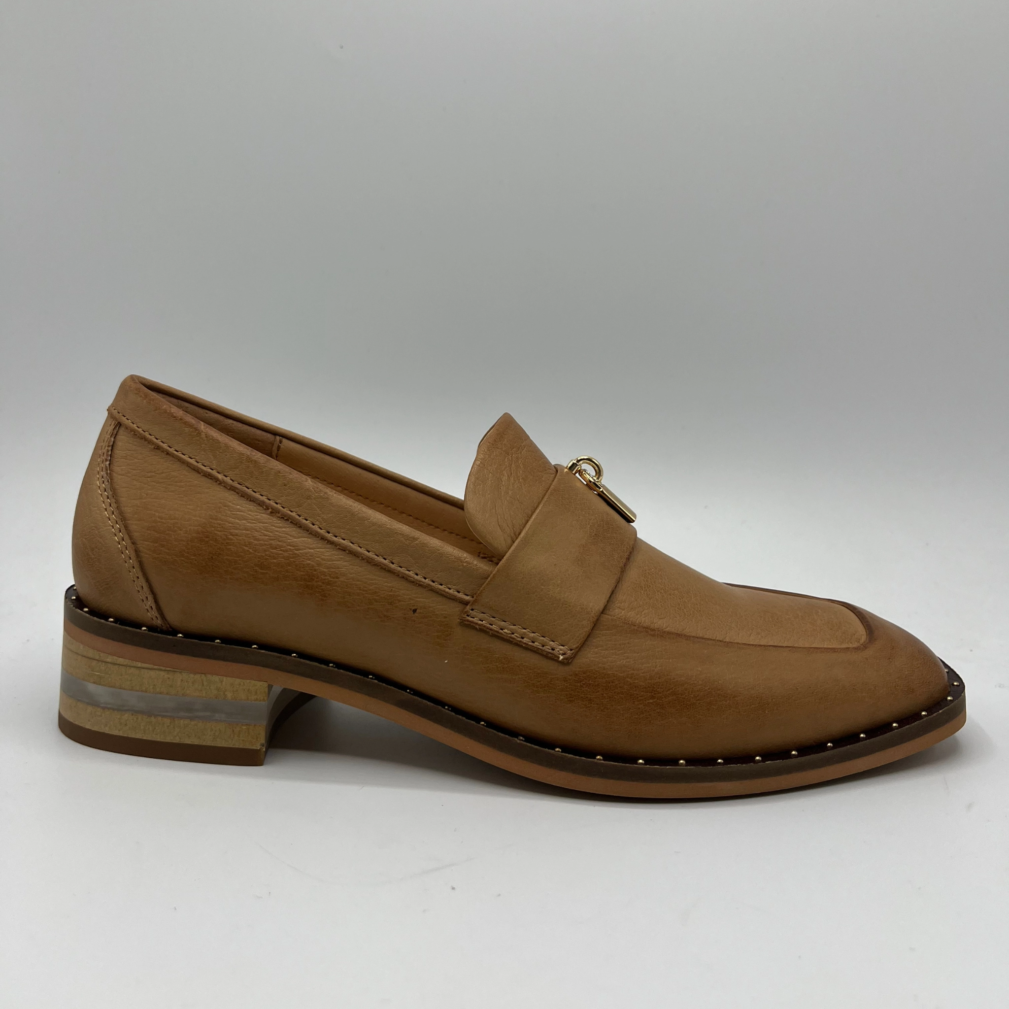 Django & Juliette Fillipa Quick Pace Sleek Silhouette