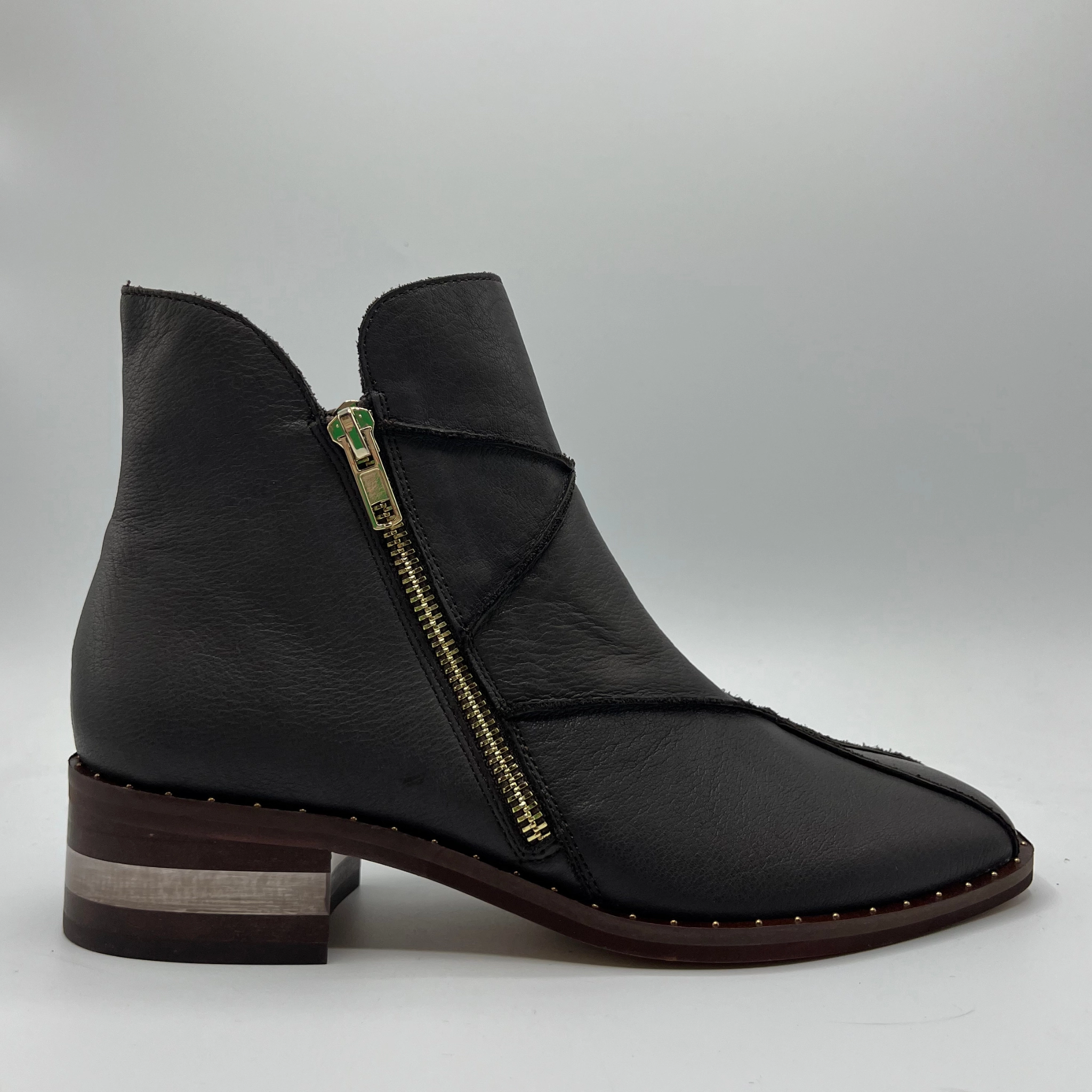 Django & Juliette Foshan Versatile Style